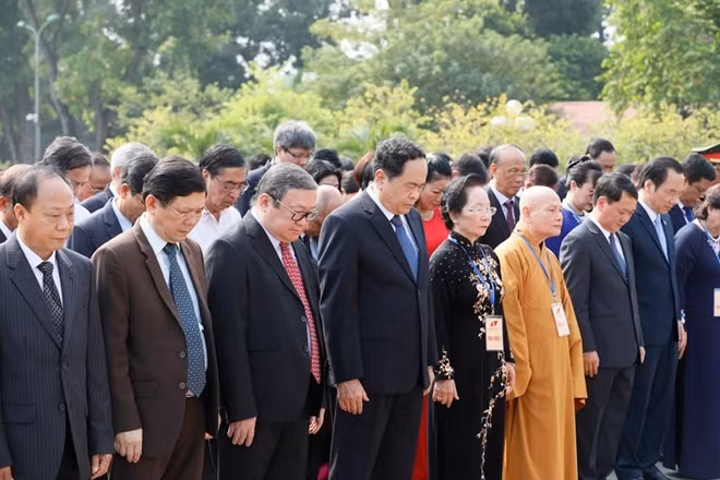 Đoàn đại biểu MTTQ Việt Nam đặt vòng hoa, dâng hương tưởng niệm các AHLS tại Đài tưởng niệm AHLS Bắc Sơn.