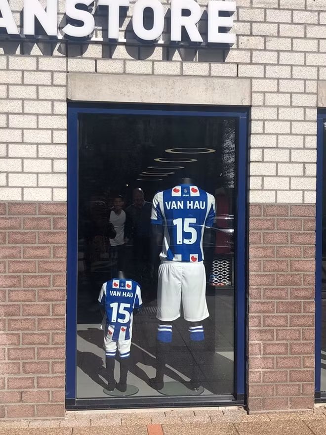 Áo đấu mang tên Văn Hậu chính thức được trưng bày tại CLB SC Heerenveen