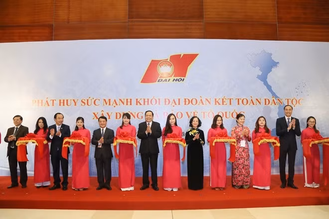 Đồng chí Trương Thị Mai và các đại biểu cắt băng khai mạc Triển lãm ảnh.
