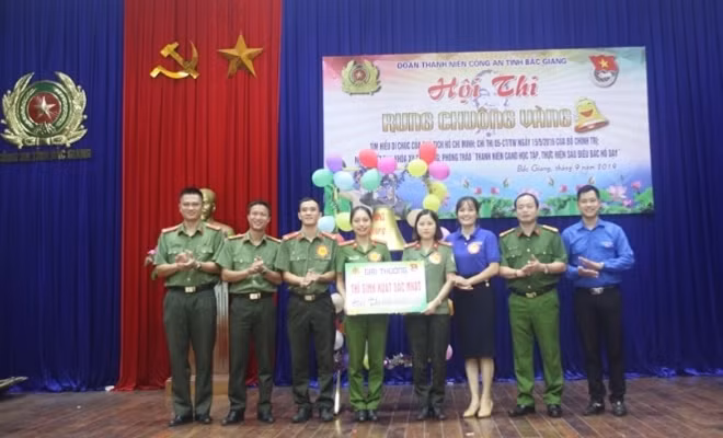 Ban tổ chức trao giải cho 4 thí sinh xuất sắc.