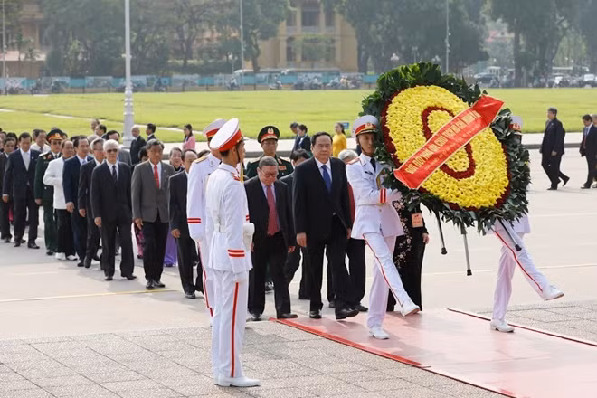 Đoàn đại biểu MTTQ Việt Nam vào Lăng viếng Chủ tịch Hồ Chí Minh .