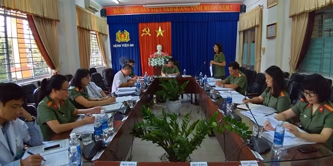 Trung tá Nguyễn Thị Quế, Phó Chủ tịch Hội Phụ nữ Bộ Công an nêu một số kiến nghị tại buổi làm việc với Bệnh viện 199 .