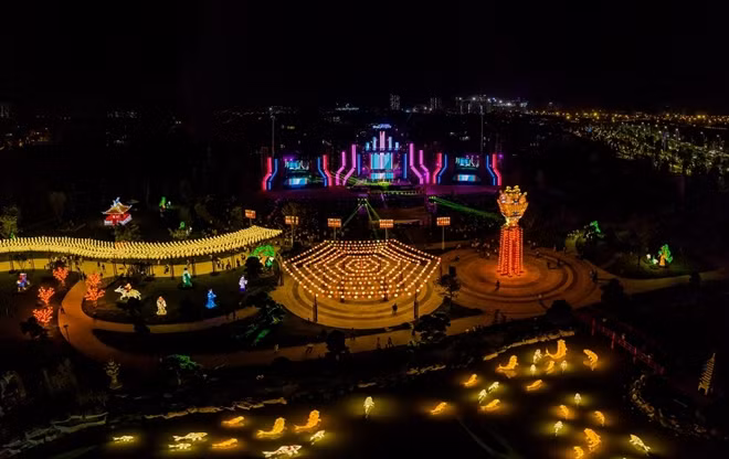 Công viên đèn lồng lung linh nhìn từ trên cao.