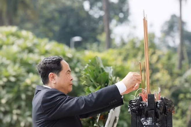 Đồng chí Trần Thanh Mẫn dâng hương tại Đài tưởng niệm AHLS Bắc Sơn.