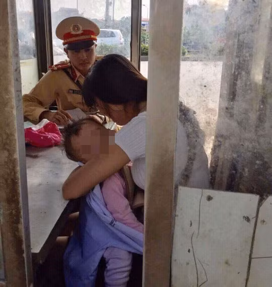 Cô gái trẻ ôm con định tự vẫn được CSGT cứu đưa về chốt giao thông