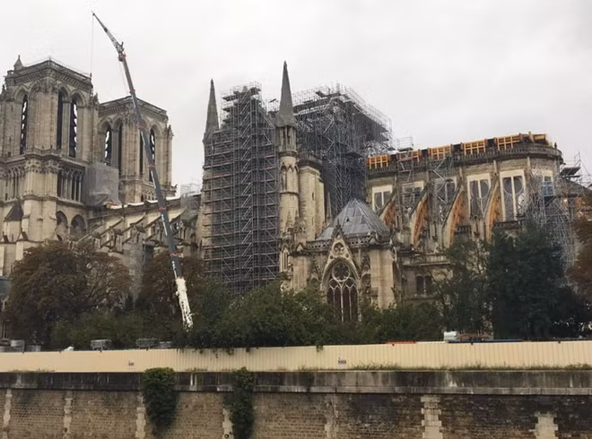 Sau 1 năm hỏa hoạn, Nhà thờ Đức Bà Paris vẫn ngổn ngang.