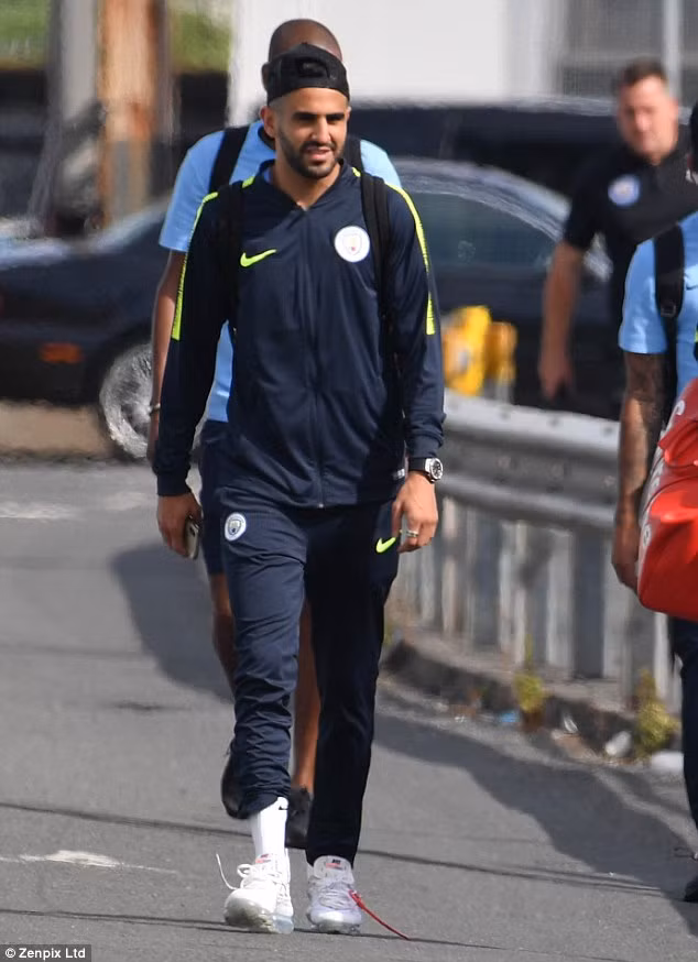 Benjamin Mendy xuất hiện với đôi giày trăng nhưng lại quên buộc dây.