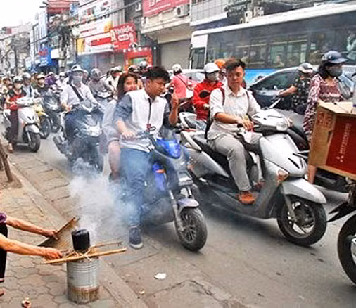 Nhiều người dân nhóm bếp than tại vỉa hè.