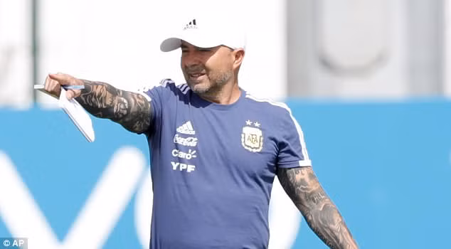 HLV Sampaoli vẫn ra sân tập dù trước đó có tin đồn ông sẽ mất quyền chỉ đạo ở trận đấu tới. Ảnh: AP