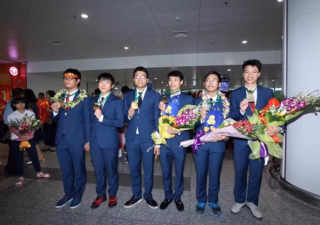 Em Nguyễn Cảnh Hoàng, HCV Toán học quốc tế năm 2017 (thứ 2 từ trái sang phải) và các thành viên của đội Toán trở về nước trong niềm vui chiến thắng