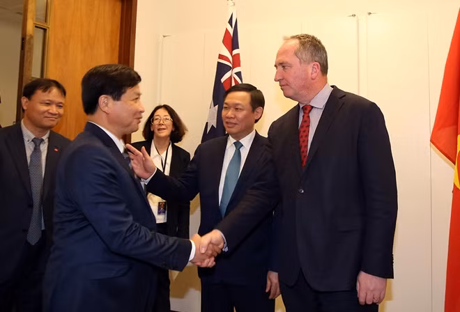 Quyền Thủ tướng Australia Banarby Joyce và ông Lê Minh Khái, Bí thư Tỉnh uỷ Bạc Liêu - nơi có vùng nuôi tôm tập trung lớn nhất nước. Ảnh: VGP/Thành Chung