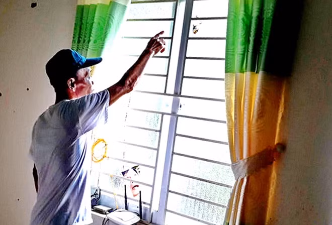 Vết thủng vách tường gạch và vết nứt vỡ kính nhà dân sau vụ nổ bất thường.