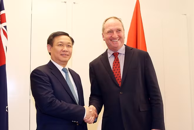 Phó Thủ tướng Vương Đình Huệ và Quyền Thủ tướng kiêm Bộ trưởng Bộ Nông nghiệp và Tài nguyên nước Australia Barnaby Joyce. Ảnh: VGP/Thành Chung.