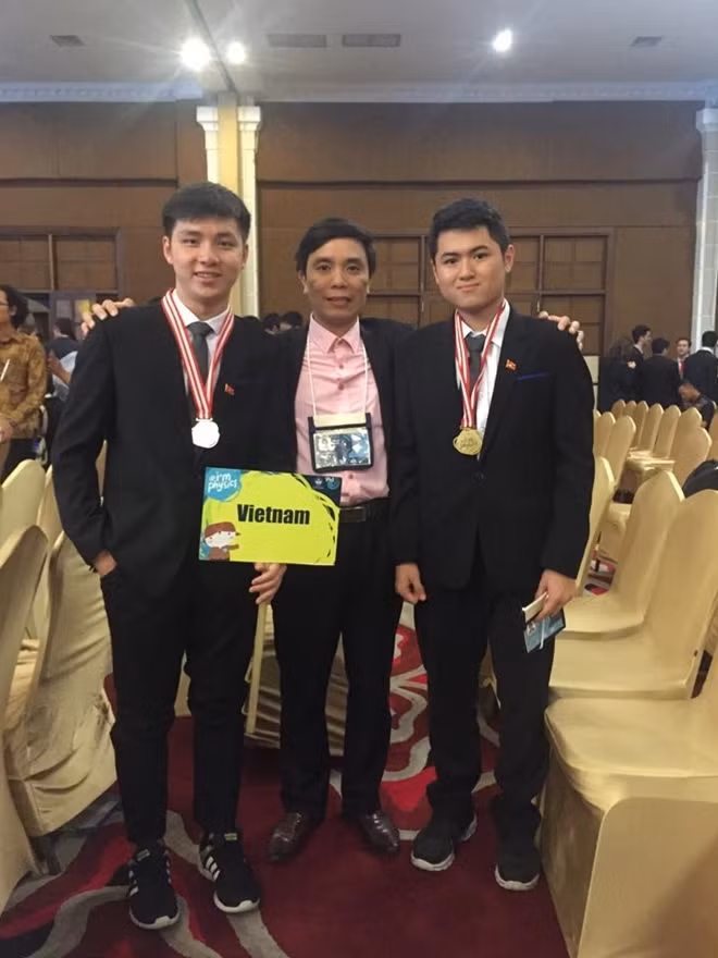 Thầy Trần Văn Nga, Phó Hiệu trưởng trường THPT chuyên Phan Bội Châu với em Trần Hữu Bình Minh (HCV) và em Phan Tuấn Linh (HCB) Olympic Vật lý quốc tế 2017
