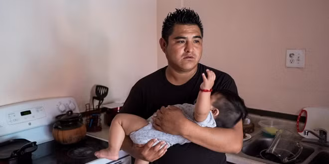 Khuôn mặt bơ phờ của một người từng làm nội gián cho DEA nay lại bị trục xuất về Guatemala.