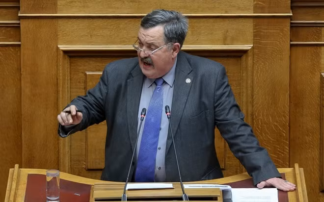 Christos Pappas tranh biện trước Nghị viện Hy Lạp khi còn trên đỉnh cao quyền lực.