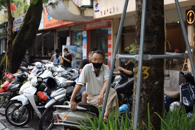 Sáng 8/7, các thí sinh dự thi kỳ thi THPT Quốc gia 2021 bước vào môn thi tổ hợp. Dù hơn 10h30, giờ thi mới kết thúc nhưng tại điểm thi trường THPT Việt Đức có nhiều phụ huynh đã có mặt đợi con từ 9h30.