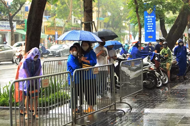 Gần đến giờ các thí sinh rời phòng thi, trời bất ngờ đổ mưa lớn.