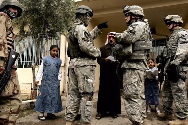 Một người đàn ông làm phiên dịch cho quân Mỹ ở Iraq.