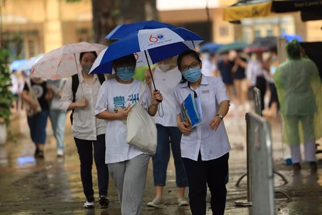 Sau hồi trống báo hiệu giờ thi kết thúc, các thí sinh lần lượt rời phòng thi.