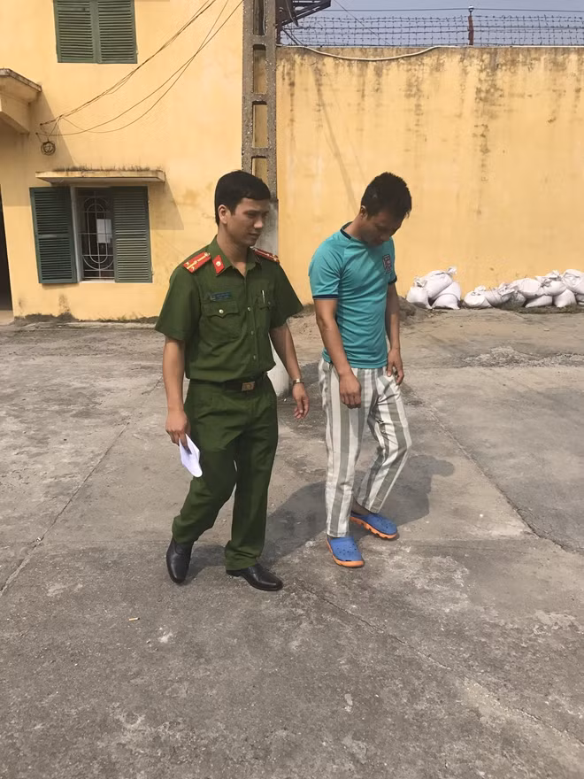 Đối tượng Thắng được đưa về buồng giam.