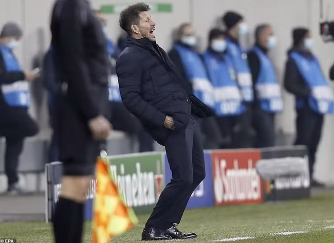 Đội bóng của HLV Simeone đang dẫn đầu bảng xếp hạng La Liga nhưng hiện đã bắt đầu "giảm tốc", họ đã liên tục đánh mất điểm trong các vòng đấu gần đây. Đỉnh điểm là Atletico vừa để thua Levante ở vòng trước.