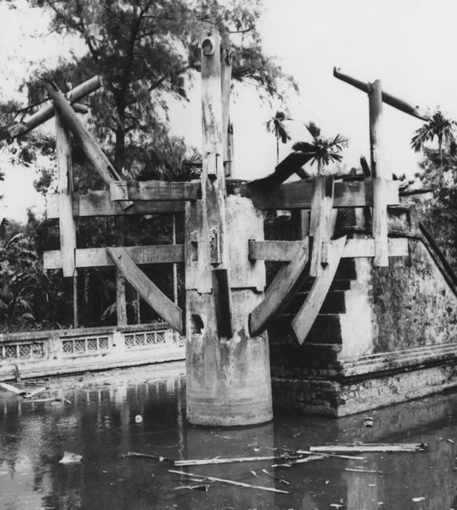 Chùa Một Cột bị đánh mìn vào ngày 9-11-1954.