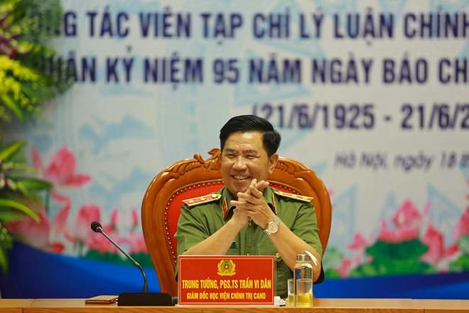 Trung tướng PGS.TS Trần Vi Dân, Giám đốc Học viện Chính trị CAND chủ trì buổi gặp mặt.