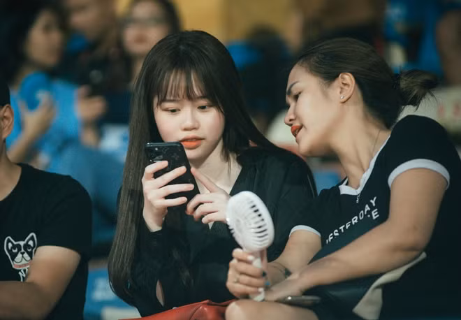 Từ khi làm bạn gái của Quang Hải, Huỳnh Anh luộn duy trì tới sân Hàng Đẫy mỗi khi CLB Hà Nội thi đấu.