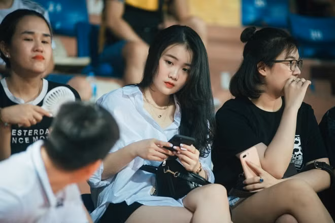 Hoàng Anh ít khi xuất hiện trước công chúng, nhưng tỏ ra rất tự tin và cởi mở.