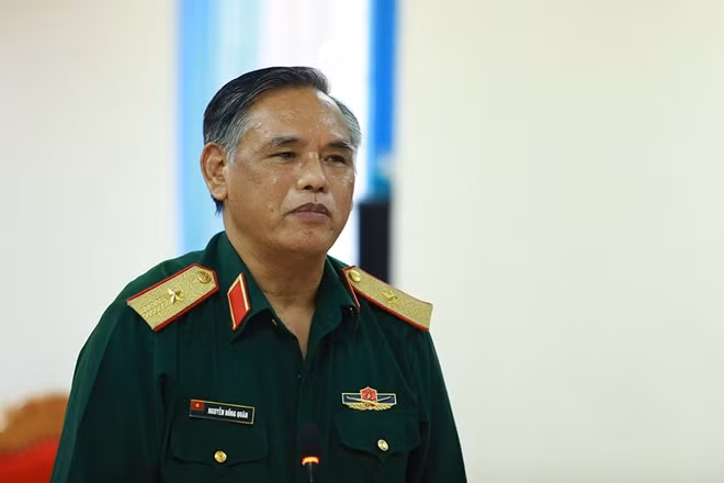 Thiếu tướng PGS.TS Nguyễn Hồng Quân, nguyên Phó Viện trưởng Viện Chiến lược Quốc phòng, Bộ Quốc phòng phát biểu tại buổi gặp mặt.
