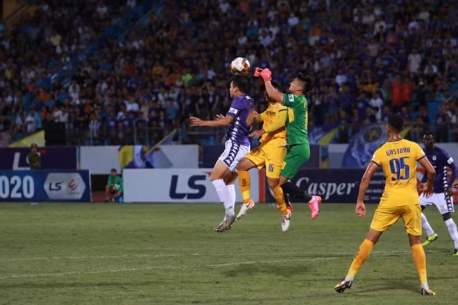 Hàng thủ chắc chắn của SLNA đã giúp đội khách bảo toàn thắng lợi 1-0.