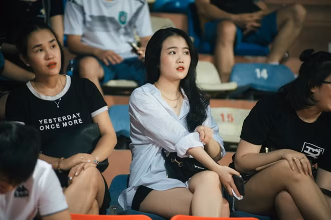 Trên khán đài sân Hàng Đẫy hôm nay còn có sự xuất hiện của Hoàng Anh, bạn gái của Đoàn Văn Hậu.