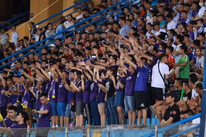 Tối 18/6, mọi sự chú ý của CĐV bóng đá Việt Nam đều đổ dồn về sân Hàng Đẫy.