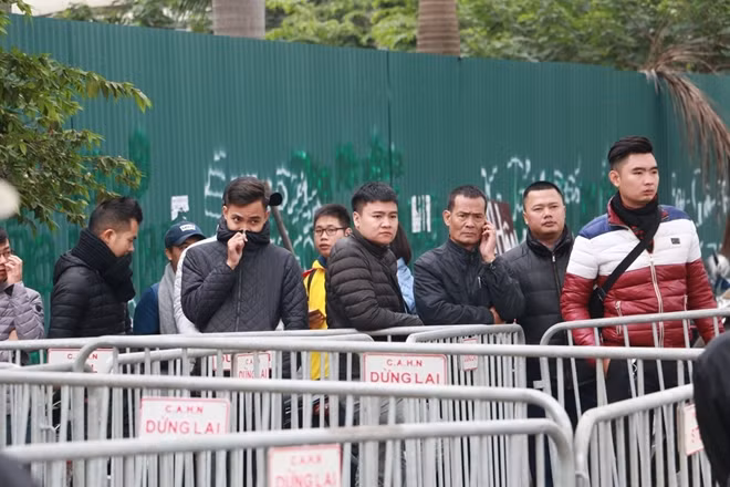Nhiều người dân hiếu kỳ tập trung bên ngoài hàng rào này.