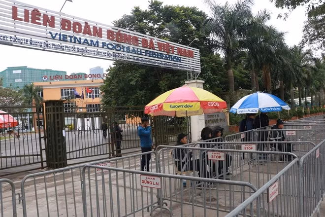 Sau sự "hỗn loạn" đáng tiếc vào ngày hôm qua, sáng nay (11-12) các lực lượng chức năng đã dựng một hàng rào sắt hai lớp trước trụ sở VFF tại Hà Nội.