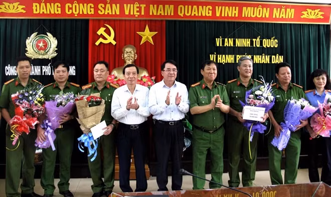 UBND; CATP và UBND huyện Tiên Lãng khen thưởng Ban chuyên án.