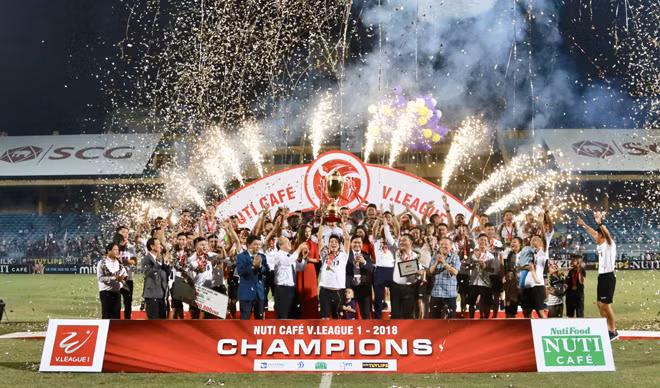 Hà Nội nhận Cúp vô địch V.League lần thứ 4. Ảnh: H.A..