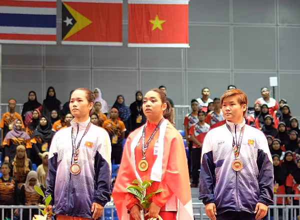 Các võ sỹ Nguyễn Thục Anh (trái) nhận HC đồng, và Nguyễn Thuỳ Linh (phải) nhận HC bạc nội dung nam đao nữ. Ảnh: VNE.