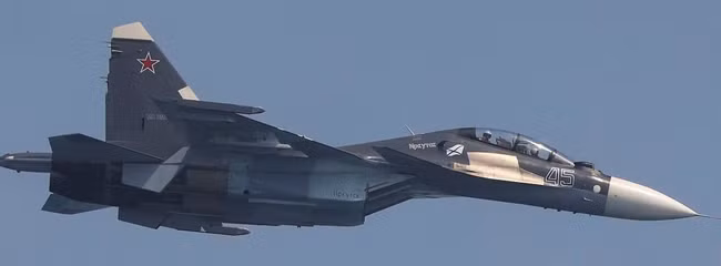 Một chiếc Su-30 lướt sát tàu HMS Defender.