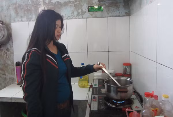 Xuân Trường tranh thủ nấu cơm tối cho chồng con trước khi lên đường đi tuần tra bắt cướp. Xuân Trường tranh thủ nấu cơm tối cho chồng con trước khi lên đường đi tuần tra bắt cướp.