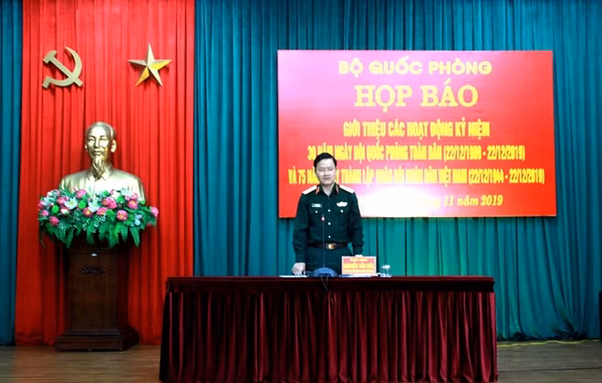 Thiếu tướng Nguyễn Văn Đức, Cục trưởng Cục Tuyên huấn, Tổng cục Chính trị Quân đội nhân dân Việt Nam chủ trì hội nghị