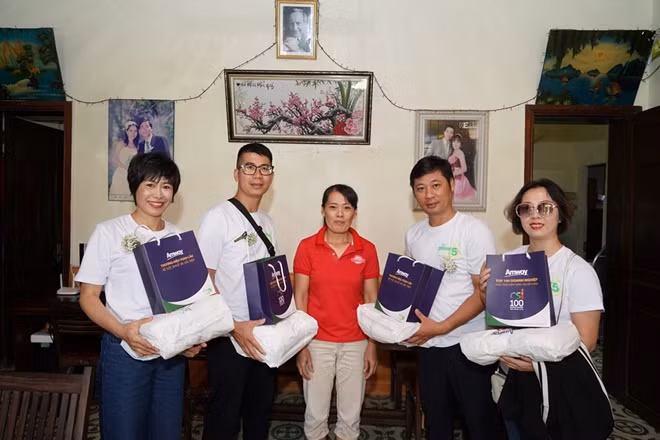 Đại diện Amway Việt Nam đến thăm hỏi và tặng quà các gia đình trong Làng trẻ em SOS Vinh.