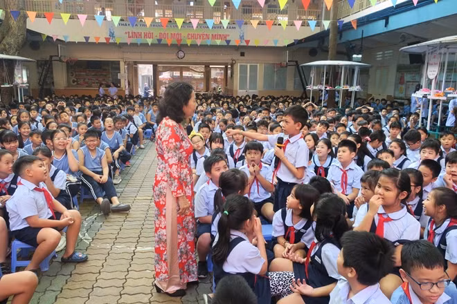 Luật sư Trần Thị Ngọc Nữ tuyên truyền về kỹ năng tự vệ phòng chống xâm hại tình dục cho trẻ em tại trường học.