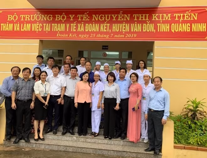 Bộ trưởng Bộ Y tế Nguyễn Thị Kim Tiến và lãnh đạo tỉnh Quảng Ninh thăm và làm việc với Trạm Y tế xã Đoàn Kết.