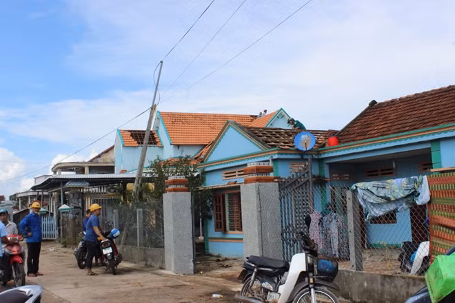 Sau lốc xoáy, nhiều ngôi nhà ở xã Đức Minh, huyện Mộ Đức bị hư hỏng nặng nề.