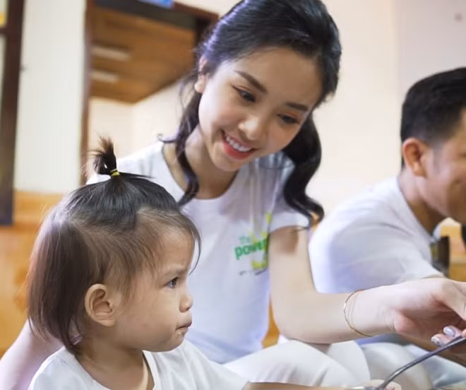 Á hậu Thúy An tham gia những hoạt động trong khuôn khổ chương trình.