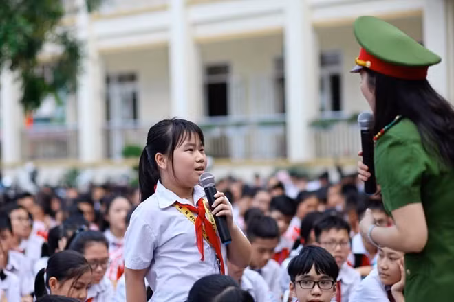 Đẩy mạnh tuyên truyền kiến thức pháp luật và phòng chống xâm hại tình dục cho học sinh.