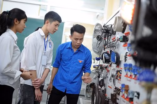 Các thí sinh được tham quan, thực hành tay nghề giúp định hướng trong việc đăng ký dự thi