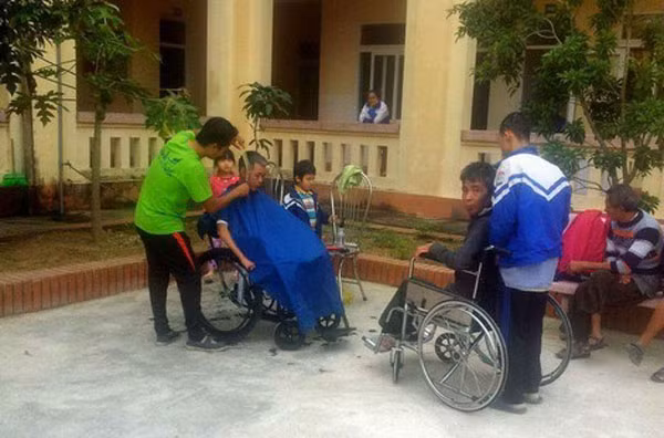 Thắng cắt tóc trong làng trẻ SOS và trung tâm dạy nghề cho người khuyết tật.